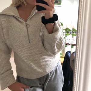 Beige stickad tröja med dragkedja  - Stickad tröja från H&M i ljusbeige. Superfint skick! Storlek XS men sitter som S. Lite croppad💕