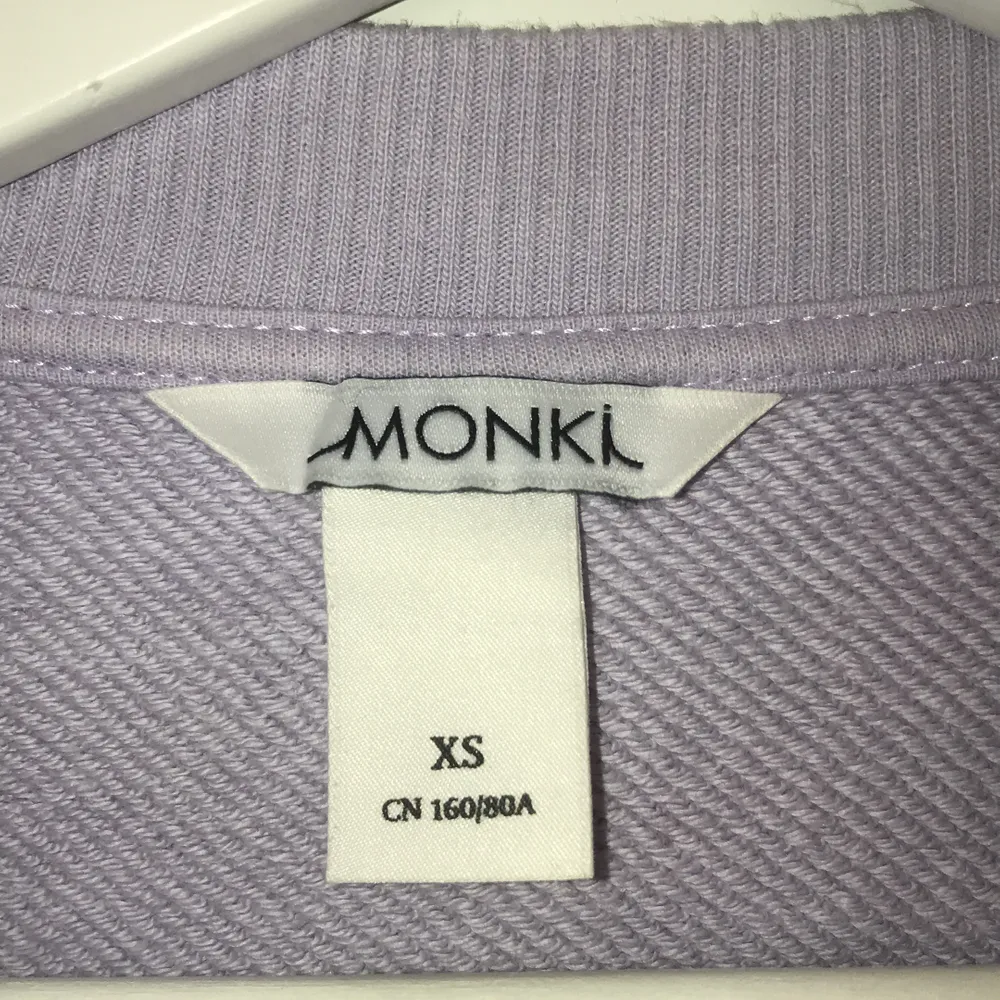 En jättefin lila collegetröja från Monki i super skick!❤️Den är sparsamt använd!🥰Står xs men skulle säga att den sitter mera som en s☺️. Tröjor & Koftor.