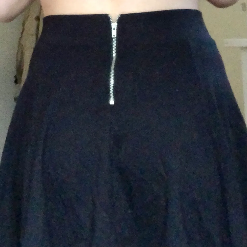 jätteskön svart kjol köpt 2hand. flowigt och mjukt material. passar med allt. Shorts.