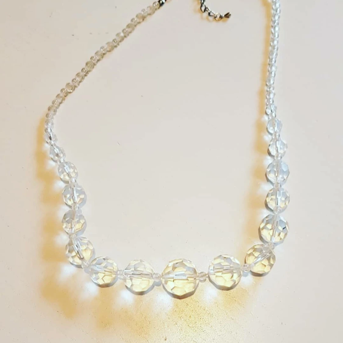 Läckert pärlhalsband transparent - 90