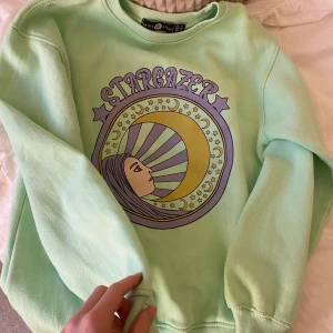 Mintgrön sweatshirt😆 - Superfin sweatshirt från ASOS. Använd ett fåtal gånger🥰