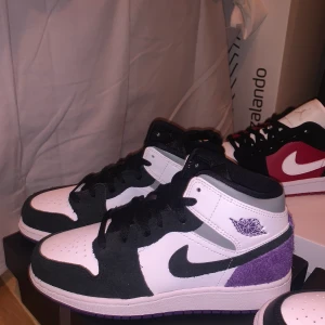 Nike air Jordan 1 purple - Helt nya i box, kvitto finns ifrån JDsports. Storlek 37,5, innermått 23,5cm