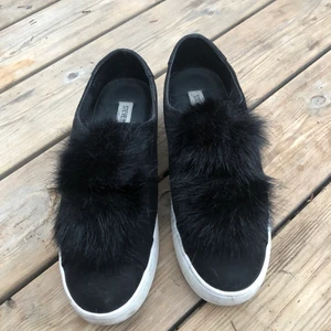 Steve Madden skor - Skitcoola steve madden sneakers med pälsbollar på! Använda en gång och säljs då de tyvärr var för små. Nypris 700kr