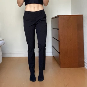 Svarta kostymbyxor  - Svarta kostymbyxor från H&M i stretchigt material. Storlek 36, jag är 1.70. 👗 5 plagg för 200 👗