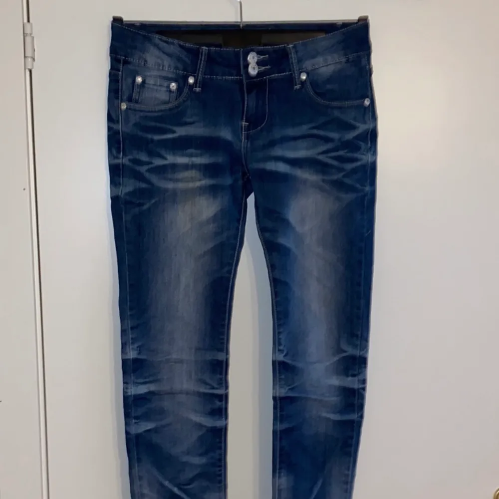 Ett par jeans i storlek M. Jeans & Byxor.