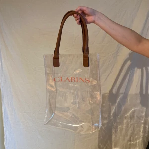 Genomskinlig väska - Cool genomskinlig väska i tjockare plastigt material. 