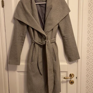 Grå kappa - Grå kappa från Vero Moda i storlek S. Fint skick! 