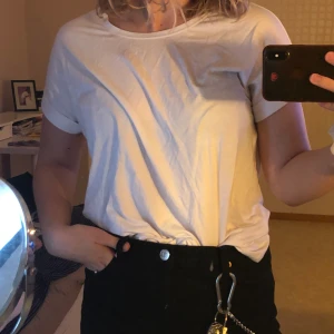 Vit t-shirt - En vit t-shirt som alltid är behövligt att ha i garderoben. Har aldrig blivit burit tröjan och materialet på tröjan är lätt. Frakten ingår inte i priset