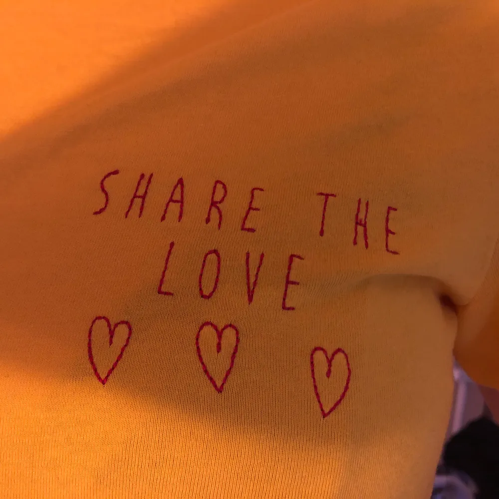 En gullig gul t-shirt med ett fint tryck i rött. Tröjan är i bra skick eftersom jag aldrig har burit den men har tyvärr inte kvar prislappen! Frakten ingår inte i priset. Paidat.