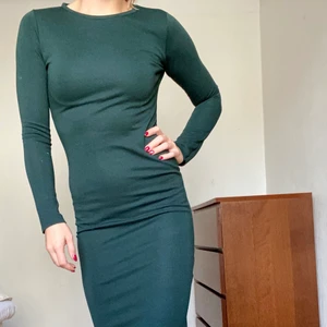 Mörkgrön midi fodralklänning - Kärt plagg som tyvärr blivit för litet. Mörkgrön midi fodralklänning från Monki. Storlek S. Perfekt till hösten/vintern då det är lite kraftigare tyg.              👗 5 plagg för 200 👗