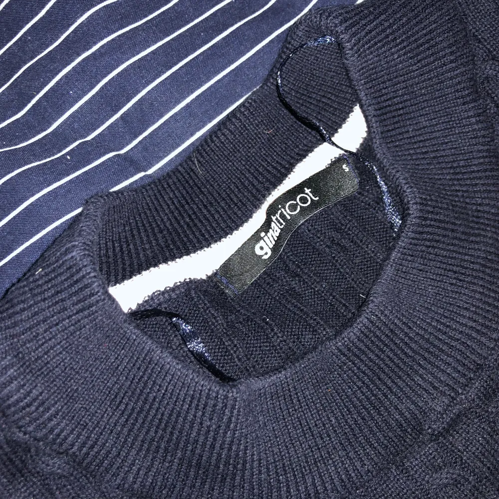 En mörkblå stickad tröja från ginatricot. Är i bra skick fast att den har blivit buren ett par antal gånger. Frakten ingår inte i priset!. Skjortor.