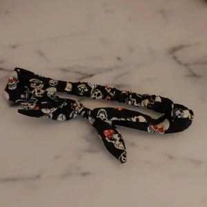 Rockabilly hårband  - Säljer mitt hårband pga att jag ej använder de längre. Frakt ingår i priset.