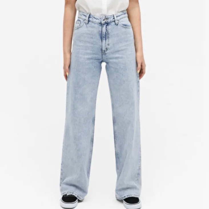Säljer dessa fina jeans i ljus tvätt från Monki. Köpta för 500kr, knappt använda. Storlek 26.. Jeans & Byxor.