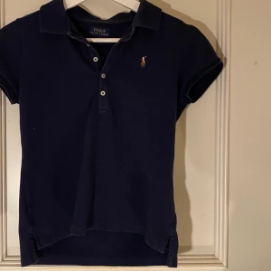 marinblå pike  - begagnat skick så säljer billigt!!