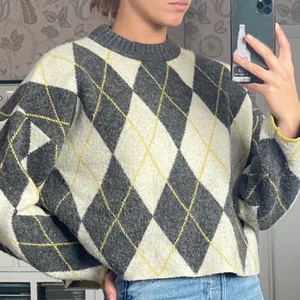 Stickad tröja - Stickad tröja från Pringle of Scotland x H&M med gula detaljer. Sparsamt använd. 