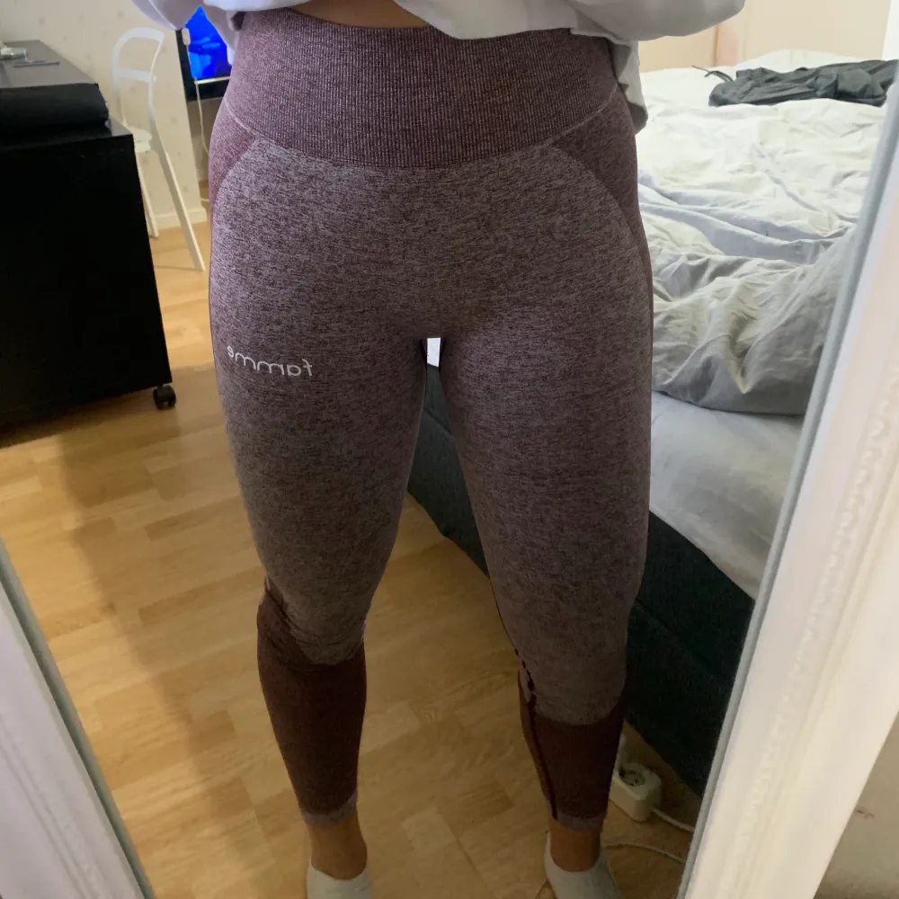 Säljer dessa tights från hemsidan onemorerep. Märket heter ”femme” och de kostade 750 kr. Har använt 1-2 gånger och de är squatprof och man ser inte svettet igenom byxorna eftersom de är ett tunnt matrial som tar åt svetten istället för att de syns. Jeans & Byxor.