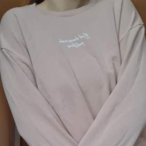 Basic tröja från Zalando, bra kvalitet storlek M. Säljes pga jag trodde den skulle vara rosa, men istället är den typ beige med lite rosa i undertoner, knappt använd tyvärr. 