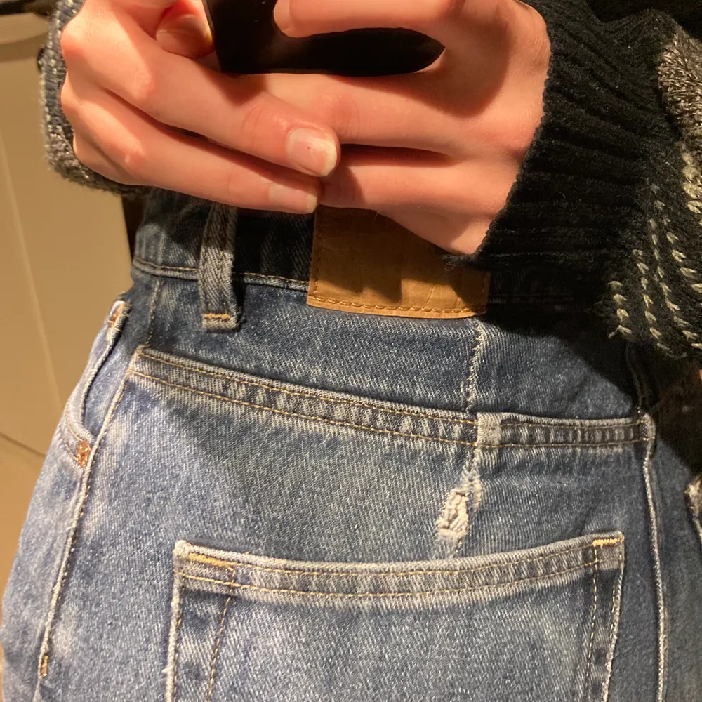 Säljer dessa trendiga jeans från weekday! De har ett litet hål i sömmen vid ena bakfickan(se bild 3) men inget man tänker på! Annars i superbra skick!. Jeans & Byxor.