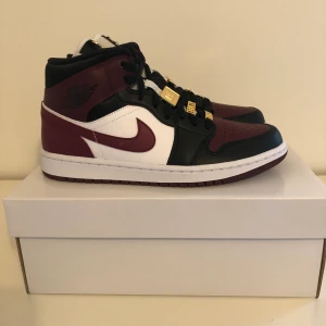 Jordan 1 Mid Beetroot  - Jordan 1 Mid ”beetroot” Size:41 Cond:DSWT Bin:1799 Bud:1599 Dm för fler bilder🔌