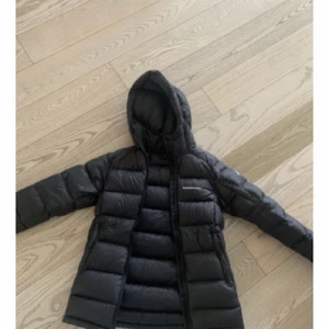 Peak performance jacka - Vinterjacka i jättefint skick från peak performance💕säljer då jag inte använder denna längre. Hör av er för fler bilder. Pris kan diskuteras