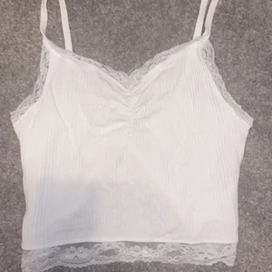 Linne - Säljer mitt vita spetslinne! I bra skick och nästan aldrig använd (köpte för 200kr) bud: 50