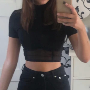 topp - säljer en topp som fungerar perfekt till fest! den har mesh nedertill och är från NAKD 🤩🤩 endast använd 1 gång, storlek XS men passar även S!