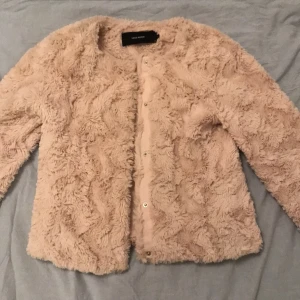 Jacka  - Super söt fusk-päls jacka💗💗 Knappt använd!!