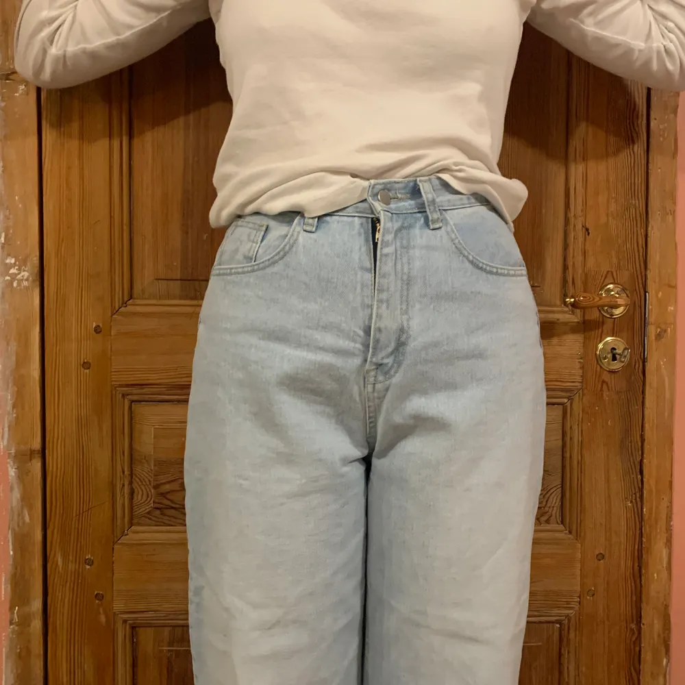 Ljusa jeans men rak, högmidjad form. Nya i skicket och har inte fått användning för dem. ❤️. Jeans & Byxor.