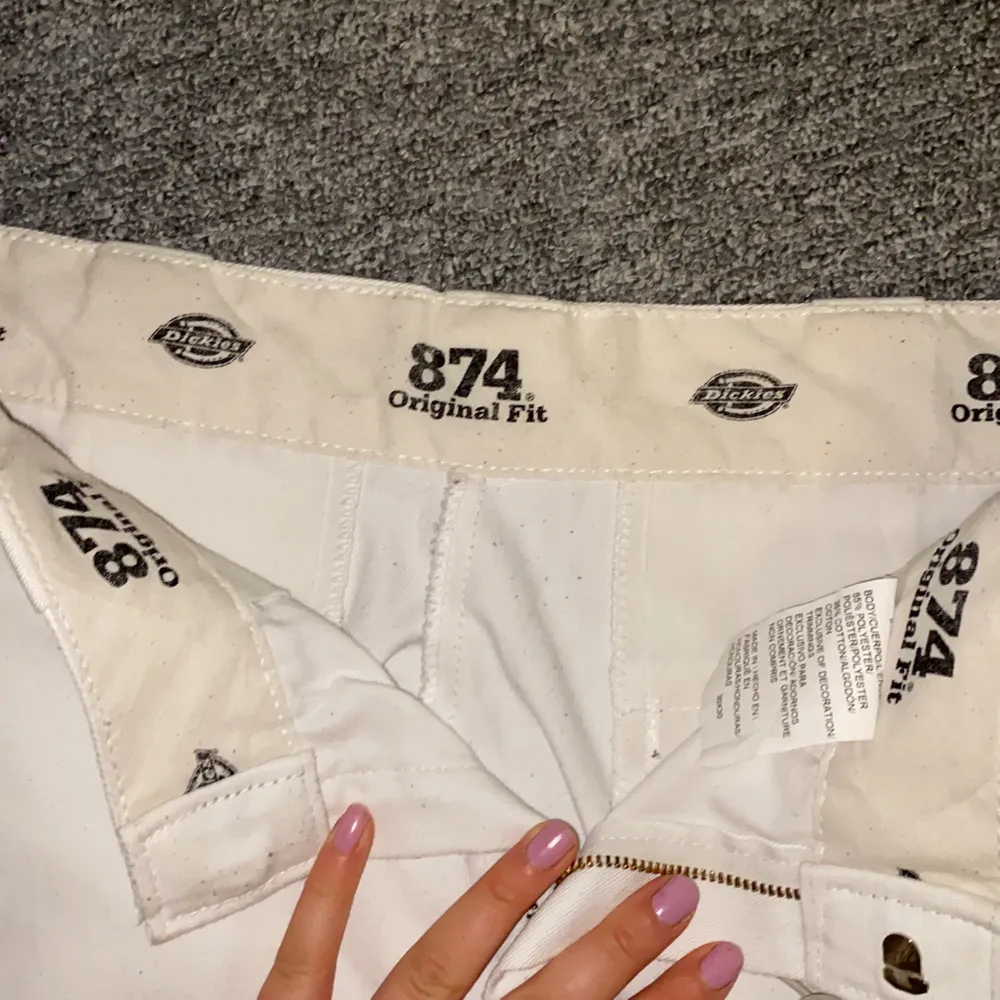 Vita 874 dickies chinos i storlek 30x30. Bra skick förutom en liten fläck vid ena knäet. Byxorna är raka i modellen! . Jeans & Byxor.