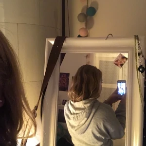 Kroppad grå hoodie  - Kroppad hoodie med risåband i midjan som gör så hoodien sitter åt där. Även ganska kort och inte jätte tjockt material. + luva 