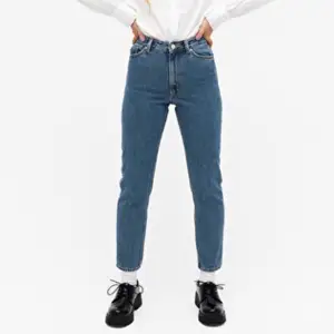 Monki kimomo jeans i färgen medium blue. Blev försmå ganska snabbt så har inte blivit använda mycket och därför i extremt bra skick! Modellen är 164 cm och en storlek XS. Byxorna sitter ”bäst” på en S storlek💙