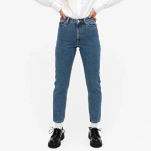 MONKI KIMOMO JEANS - Monki kimomo jeans i färgen medium blue. Blev försmå ganska snabbt så har inte blivit använda mycket och därför i extremt bra skick! Modellen är 164 cm och en storlek XS. Byxorna sitter ”bäst” på en S storlek💙