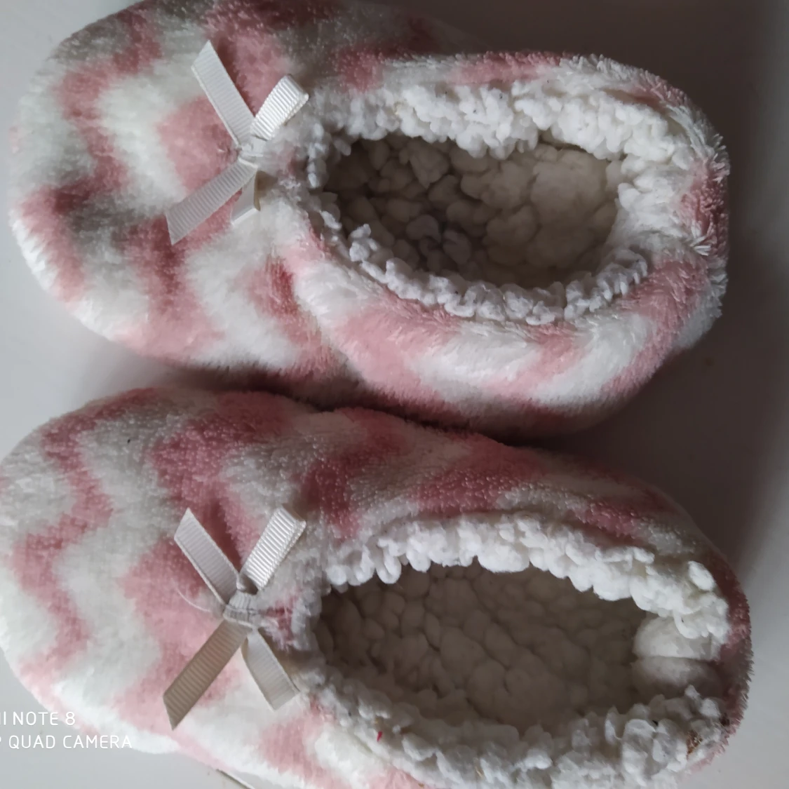 Söta rosa/vita tofflor supermjuka!