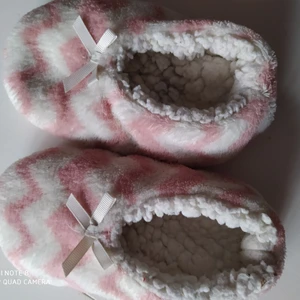 Söta rosa/vita tofflor supermjuka! - Sparsamt använda. Halkpluttar under. Super varma!