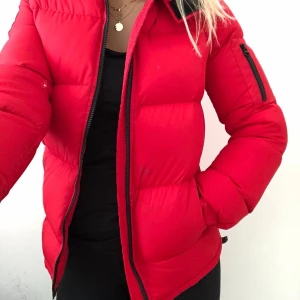 D.Brand jacka röd - En D.brand jacka i färgen röd. Ny pris runt 900kr, använd endast förra säsongen, insåg att den var lite för stor för mig som är ganska kort:/