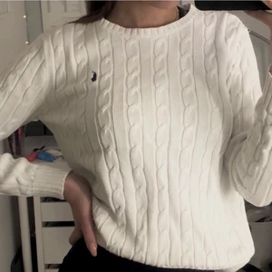 Vit Ralph Lauren tröja - En klassisk vit kabelstickad tröja från Ralph Lauren, i nyskick.💖 (Du står för frakten)