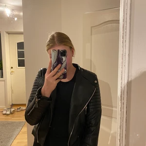 Skinnjacka - Jättefin från nelly, vadderade axlar med jättefina andra detaljer!!🥰    Säljer då den tyvärr blivit för liten 🥺    Otroligt fint skick trots att den används en del👍🏼    Säljs billigt då jag vill bli av med fort💸