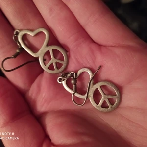 Oanvända örhängen peace+hjärta - Vet inte material men är ingen tunn skit.. frakt 11:- 