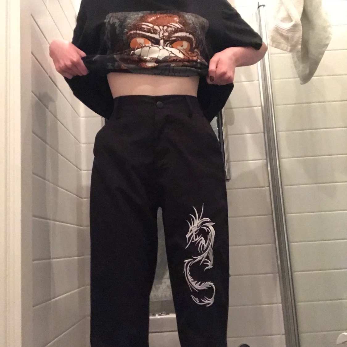 Svarta byxor me chinesisk drake