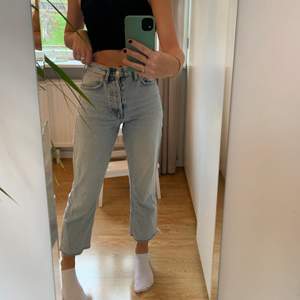 Jättefina raka croppade jeans från zara med slitning på rumpan. Jag är 167cm och längden är perfekt på mig :)