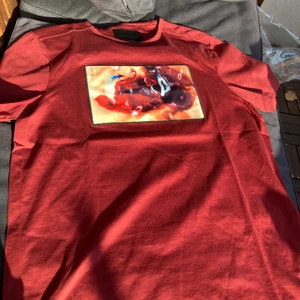 Limitato T-Shirt - Aldrig använd köpt för två månader sedan. Köpare står för frakt, om köparen inte kan mötas upp.