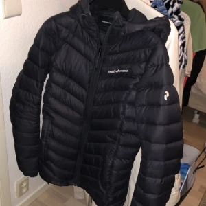 Peak Performance - bra skick, lite för liten för mig, pris kan diskuteras såklart för vill få bort den! priset inkluderar frakt