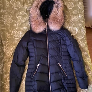Vinter jacka med äkta päls i storlek S. - En vanlig vinterjacka med äkta päls på luvan i storlek S.  Dessutom finns det 2 fickor på insidan. Bara använd ett få tal gånger. Köptes för 4000kr. Det nya priset kan diskuteras.