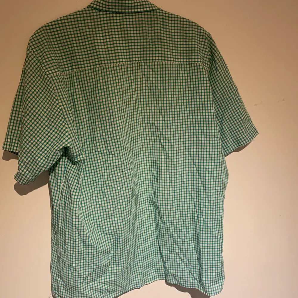 Jättefin kortärmad skjorta köpt secondhand men i nyskick! Den blir inte tillräckligt använd av mig och därför säljer jag den vidare🌟 köparen står för frakt. Skjortor.