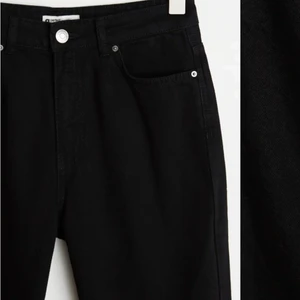 Gina tricot jeans  - Ett par svarta Gina tricot jeans som är väldigt snygga och stil rena. De är tyvärr för små för mig och därav säljer jag de. Ord pris 499kr i strl 38 