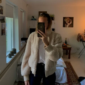 Teddyjacka  - Säljer min teddyjacka som endast är använd en gång. Vit/ljusbeige, superfin men kommer inte till användning. Köparen står för frakten!