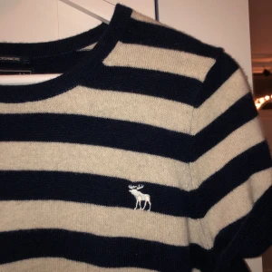 Stickad T-shirt  - Stickad T-shirt i Kashmir från abercrombie & fitch, aldrig använd. Blå och vitrandig i storlek s. Nypris: 1000 kr. Säljer för 300 men går att diskutera. 