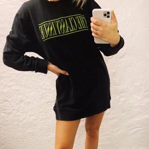 The Classy issue  - Säljer en hoodie klänning från märket theclassyissue. Ungefär 2 år gammal. Köpt för ungefär 1000 kr. Super snygg och jätte skön💗 