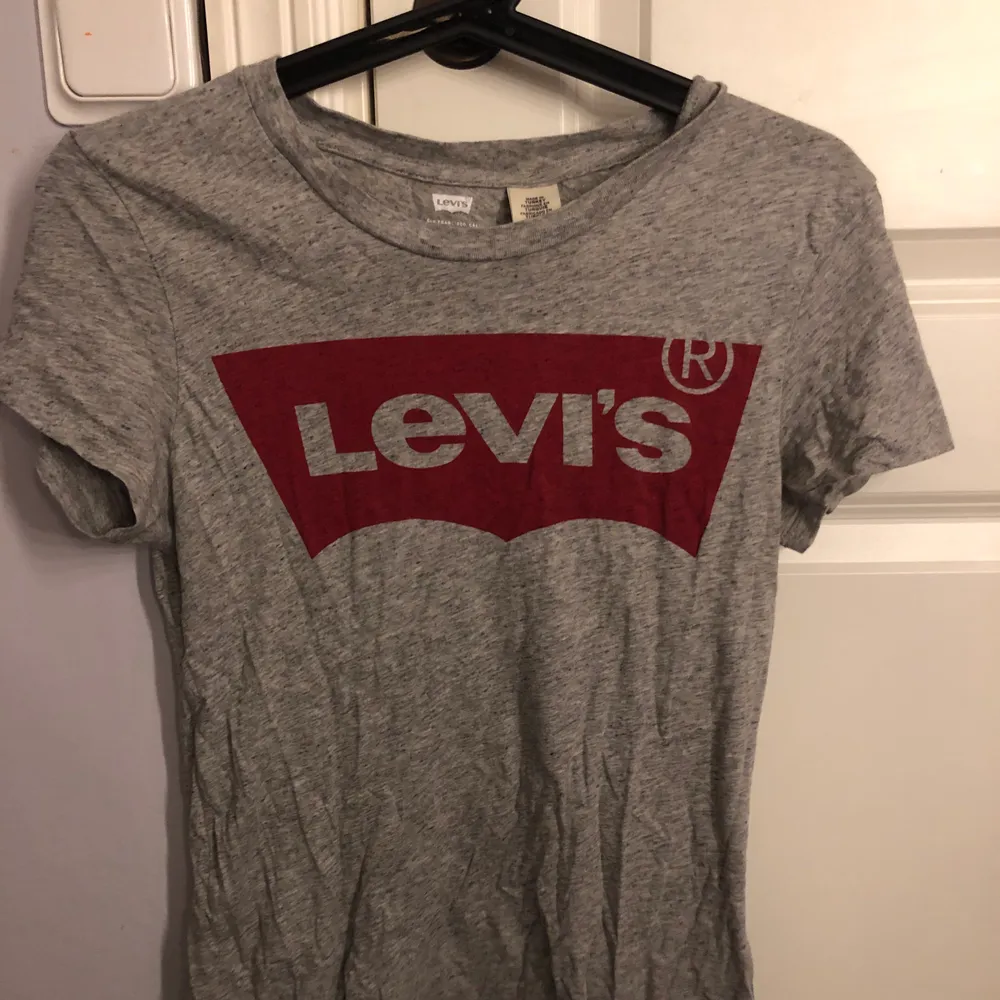 T-shirt från Levi’s i storlek XXS💞skriv för fler bilder / bild på. T-shirts.