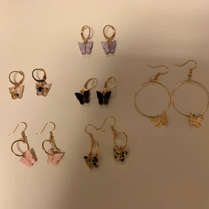 Fjärill örhängen  - Säljer 6 par super söta fjärill örhängen (OANVÄNDA). Ett par örhängen kostar 30kr + frakt (11kr). Du får självklart köpa fler om du vill. Kontakta mig gärna om du är intresserad! ❤️🥰